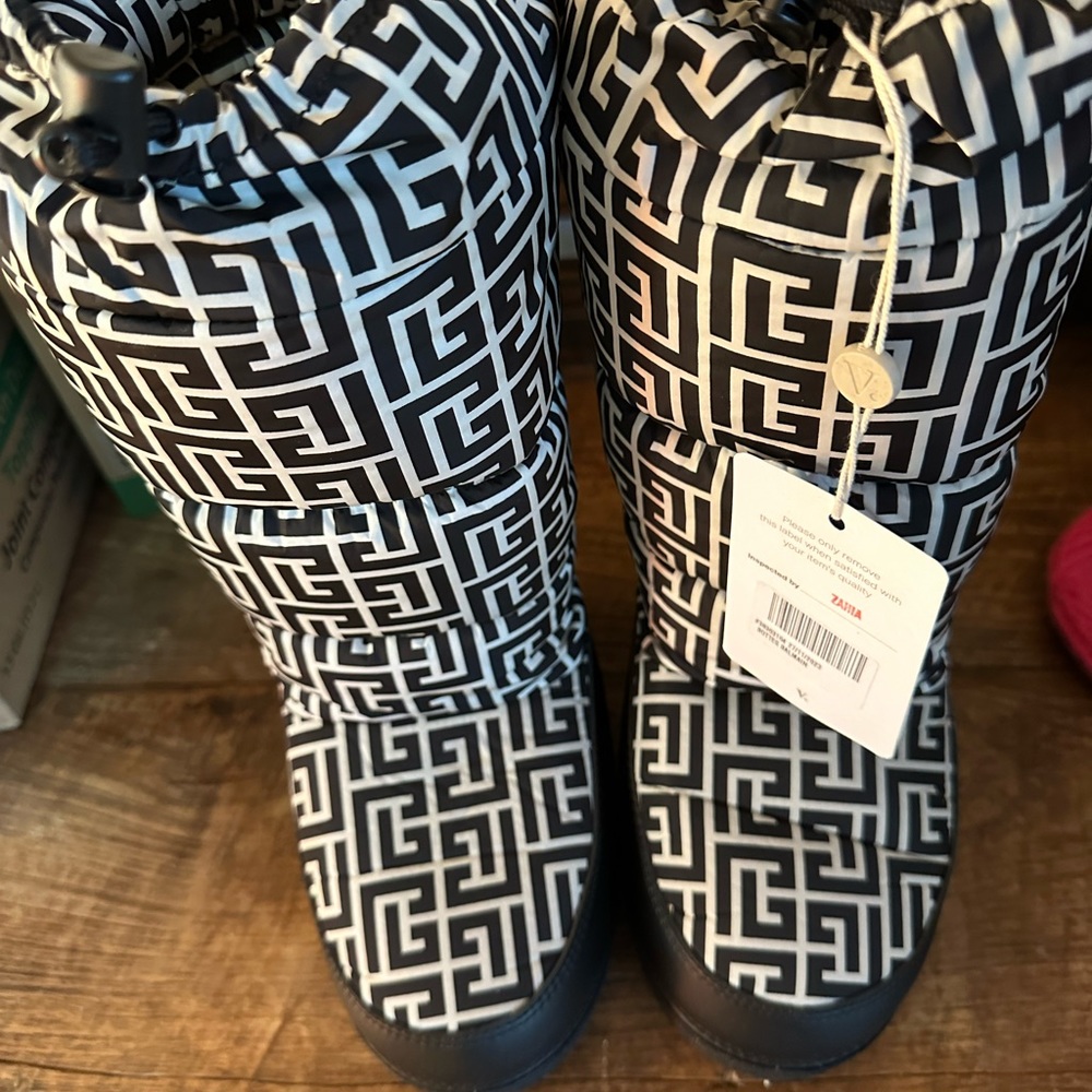 Balmain boots-perfect condition.  Very warm-classic Balmain pattern